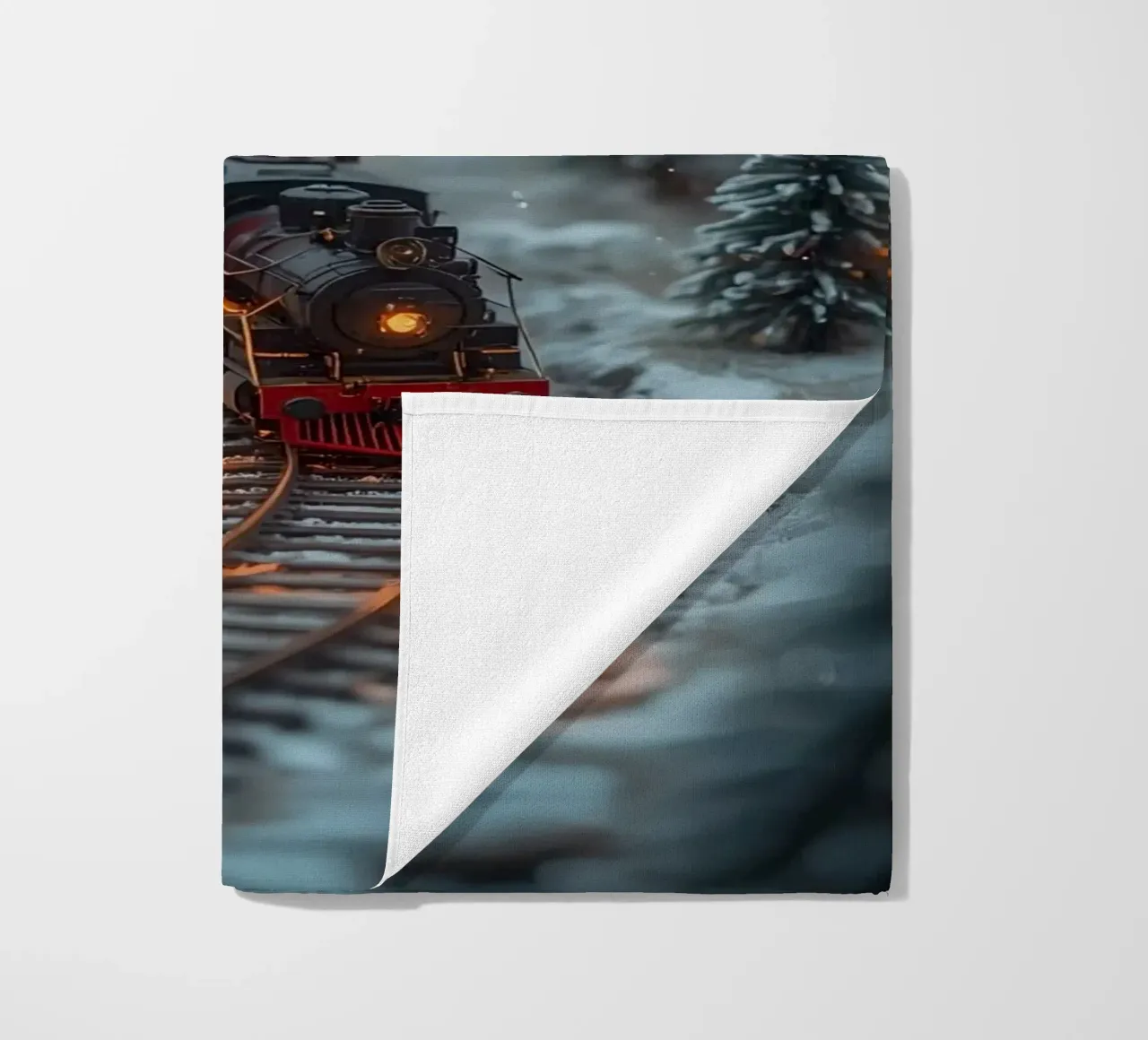 Train à vapeur miniature dans une forêt d'hiver avec des lumières bokeh serviette de plage de DesignDoodle