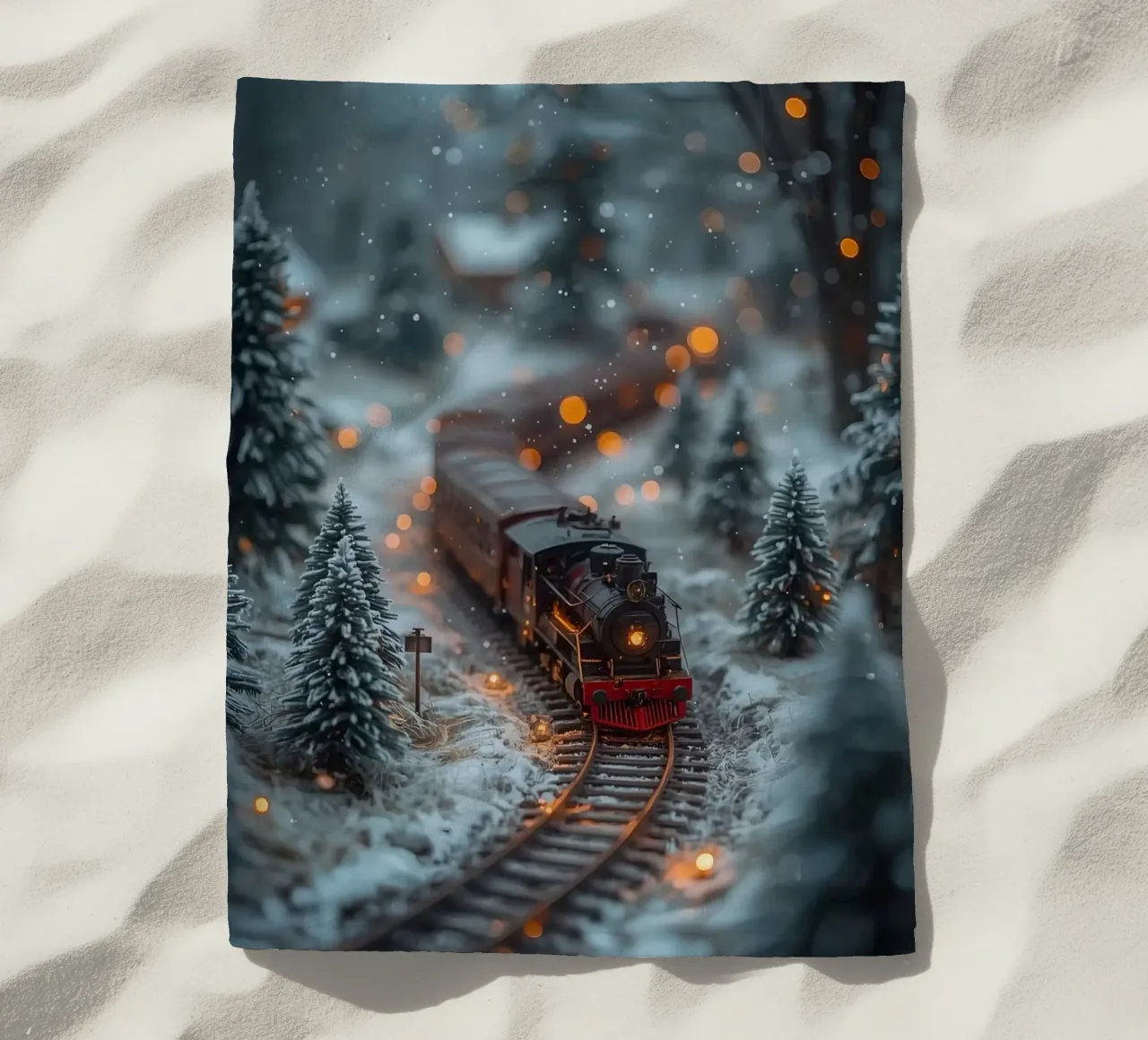 Train à vapeur miniature dans une forêt d'hiver avec des lumières bokeh serviette de plage de DesignDoodle