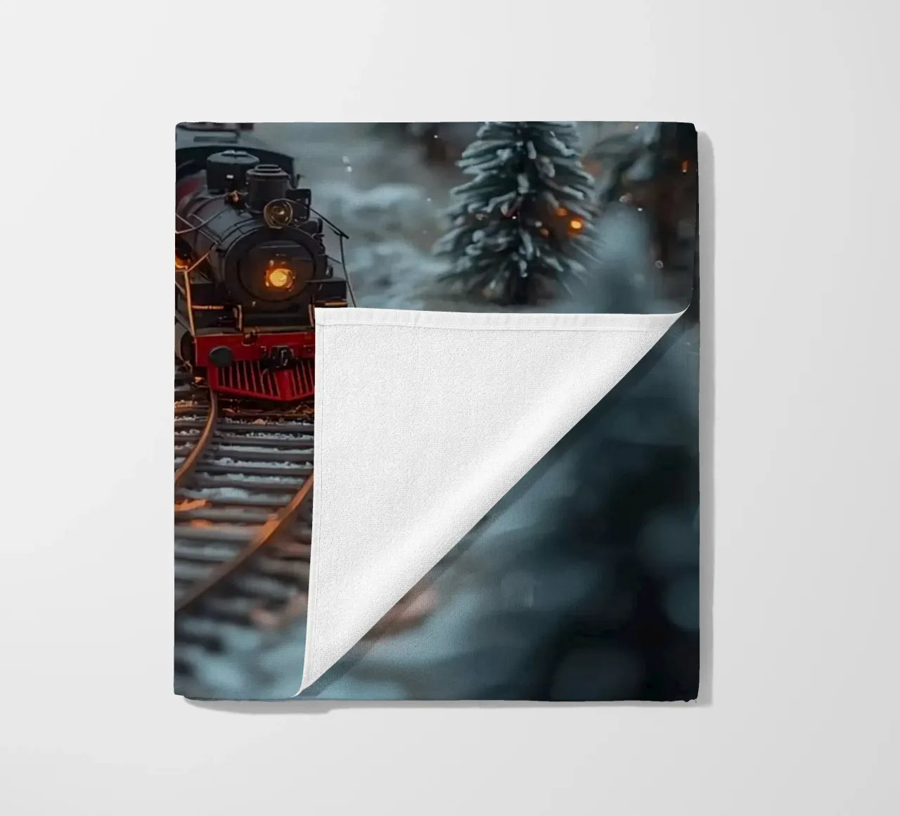 Train à vapeur miniature dans une forêt d'hiver avec des lumières bokeh serviette de plage de DesignDoodle