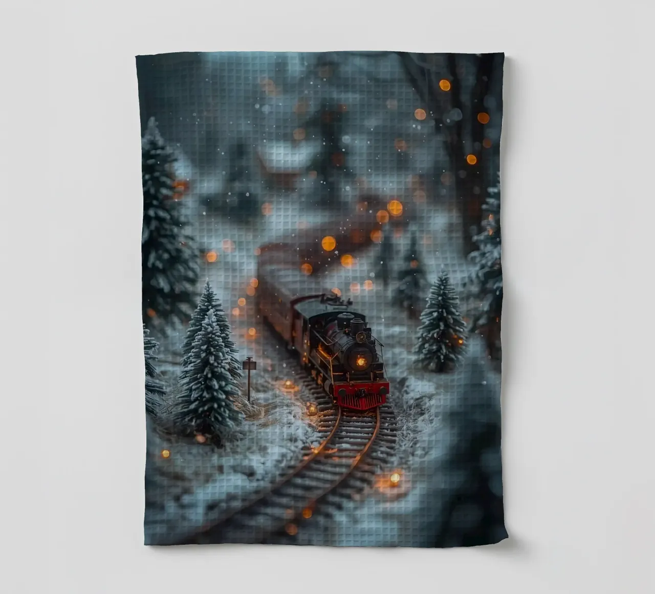 Train à vapeur miniature dans une forêt d'hiver avec des lumières bokeh torchon de DesignDoodle