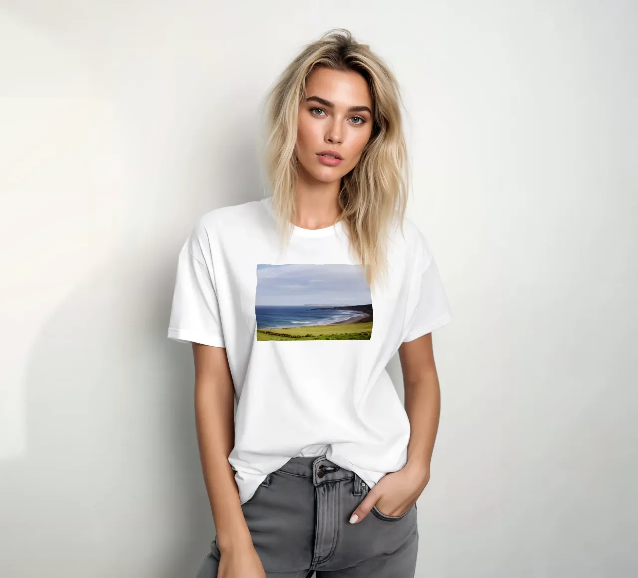 Spiaggia in Irlanda del Nord t-shirt da Simon Koy