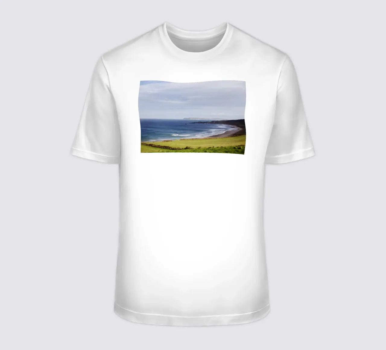 Spiaggia in Irlanda del Nord t-shirt da Simon Koy