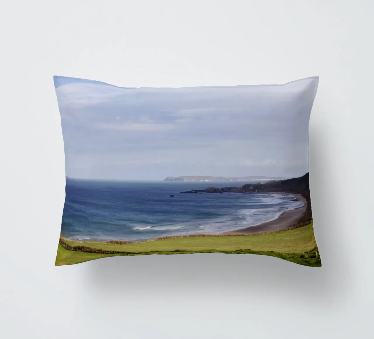 Spiaggia in Irlanda del Nord cuscino da Simon Koy