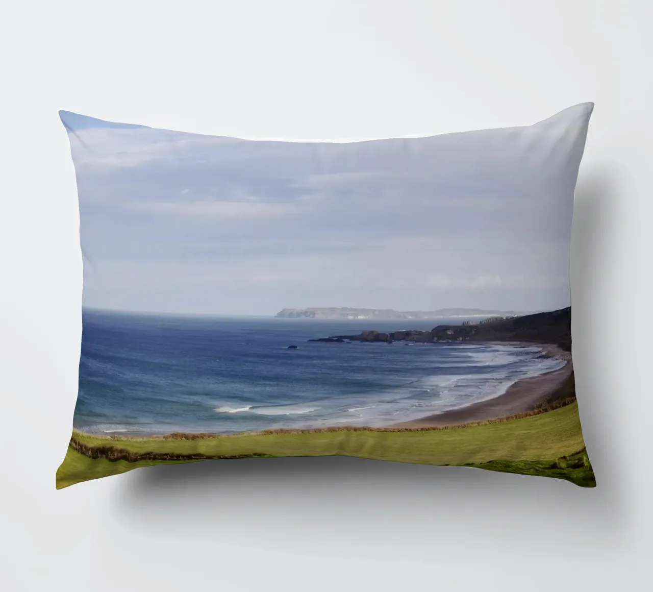 Spiaggia in Irlanda del Nord cuscino da Simon Koy