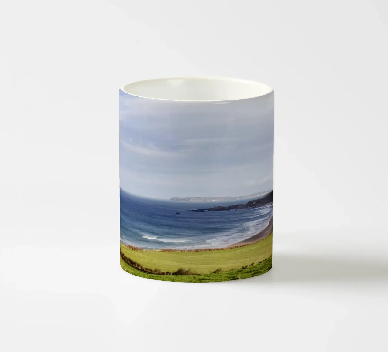 Spiaggia in Irlanda del Nord tazza in ceramica da Simon Koy