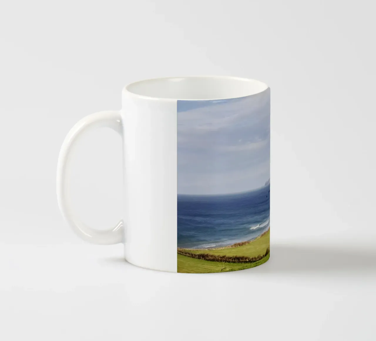 Spiaggia in Irlanda del Nord tazza in ceramica da Simon Koy