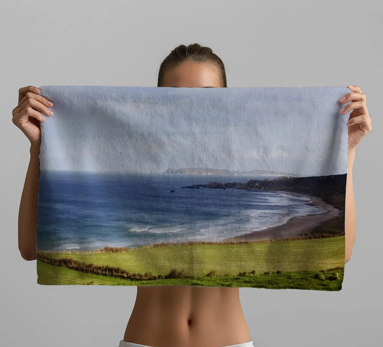 Spiaggia in Irlanda del Nord asciugamano da bagno da Simon Koy