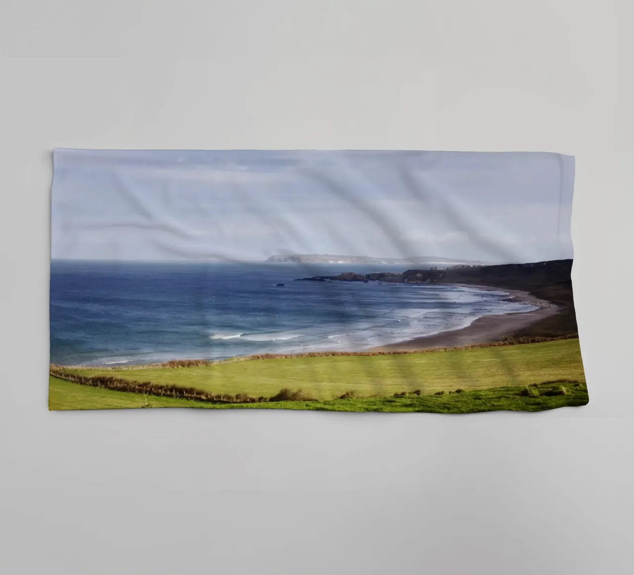 Spiaggia in Irlanda del Nord asciugamano da bagno da Simon Koy
