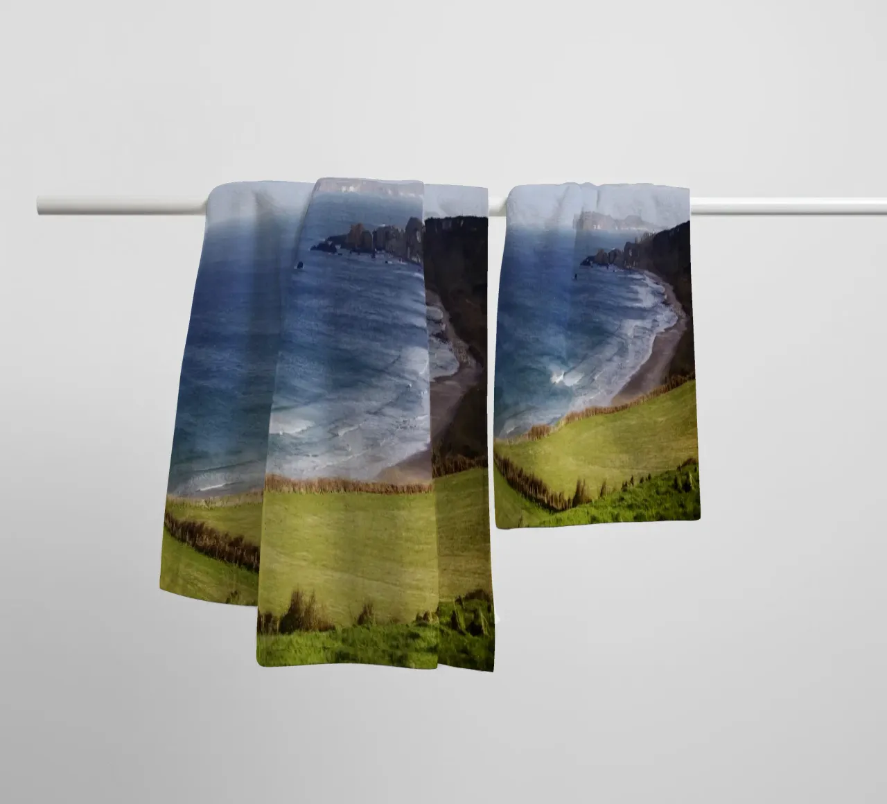 Spiaggia in Irlanda del Nord asciugamano da bagno da Simon Koy