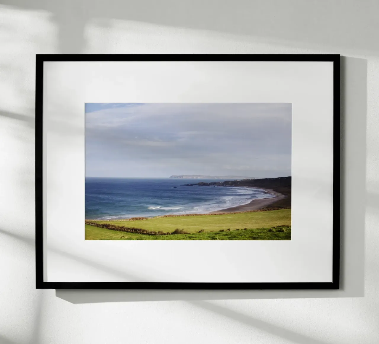 Spiaggia in Irlanda del Nord poster da Simon Koy