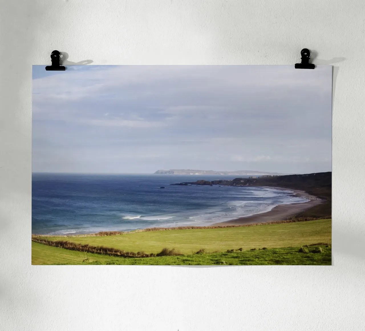 Spiaggia in Irlanda del Nord poster da Simon Koy