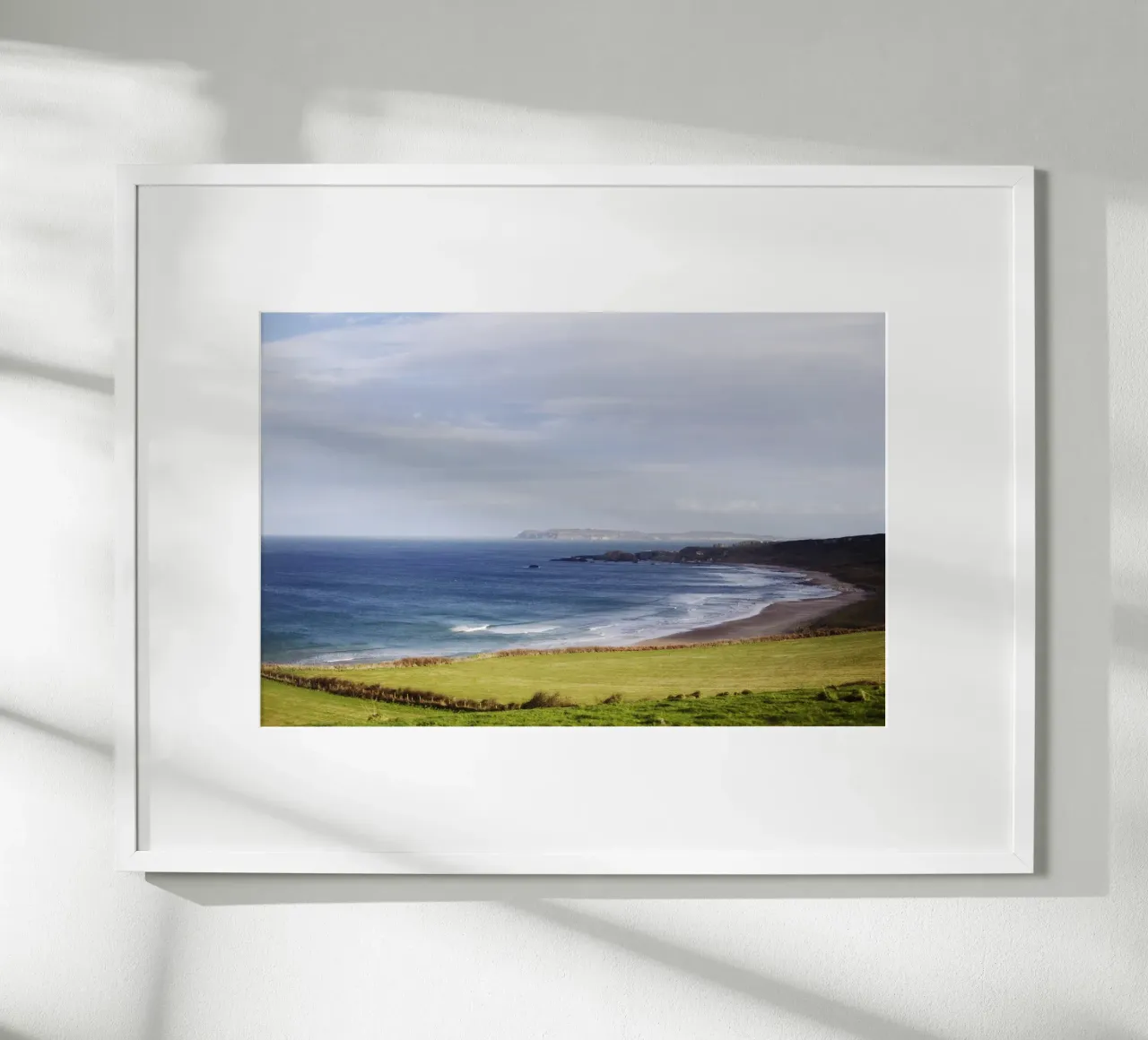 Spiaggia in Irlanda del Nord poster da Simon Koy