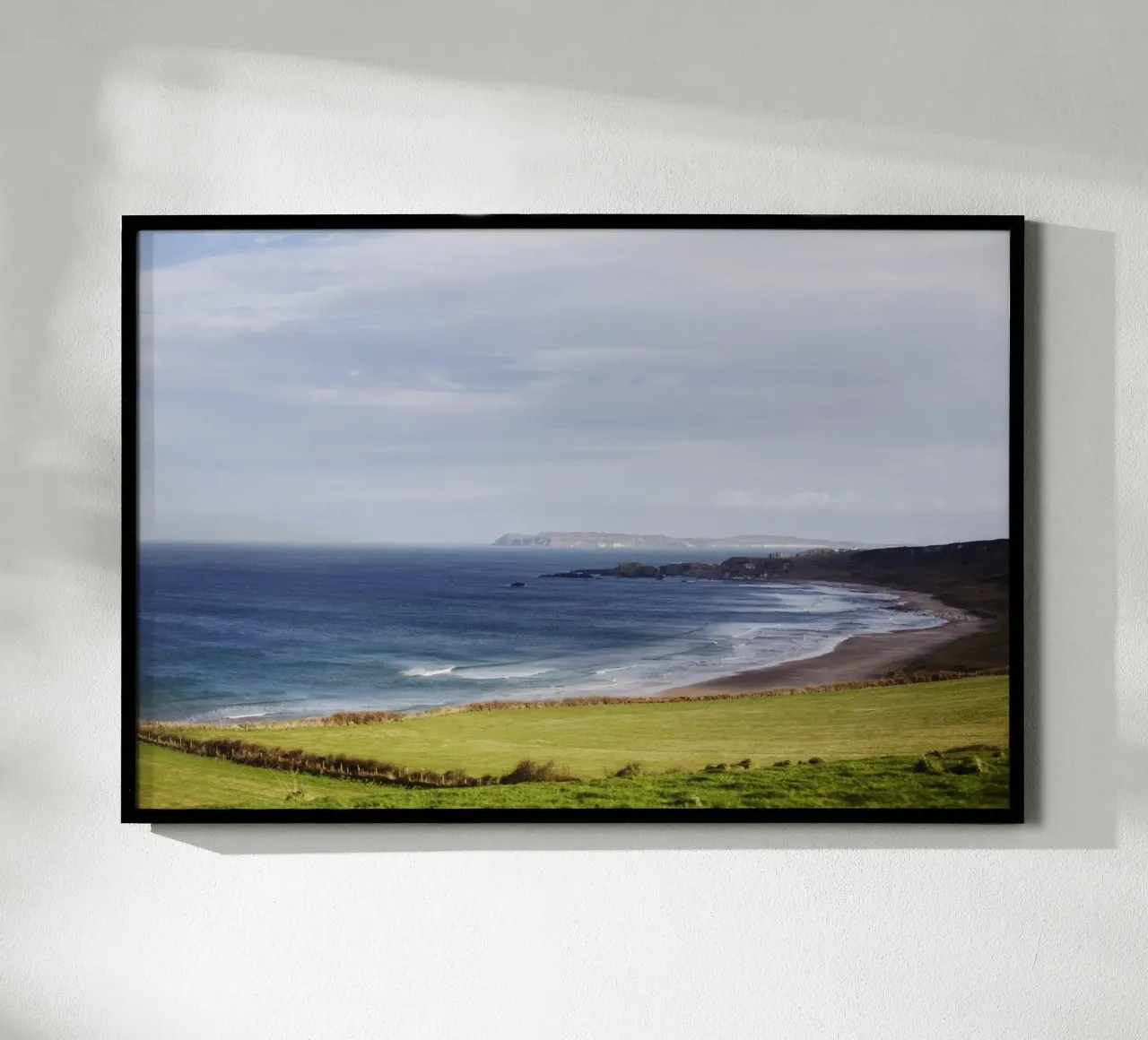 Spiaggia in Irlanda del Nord poster da Simon Koy