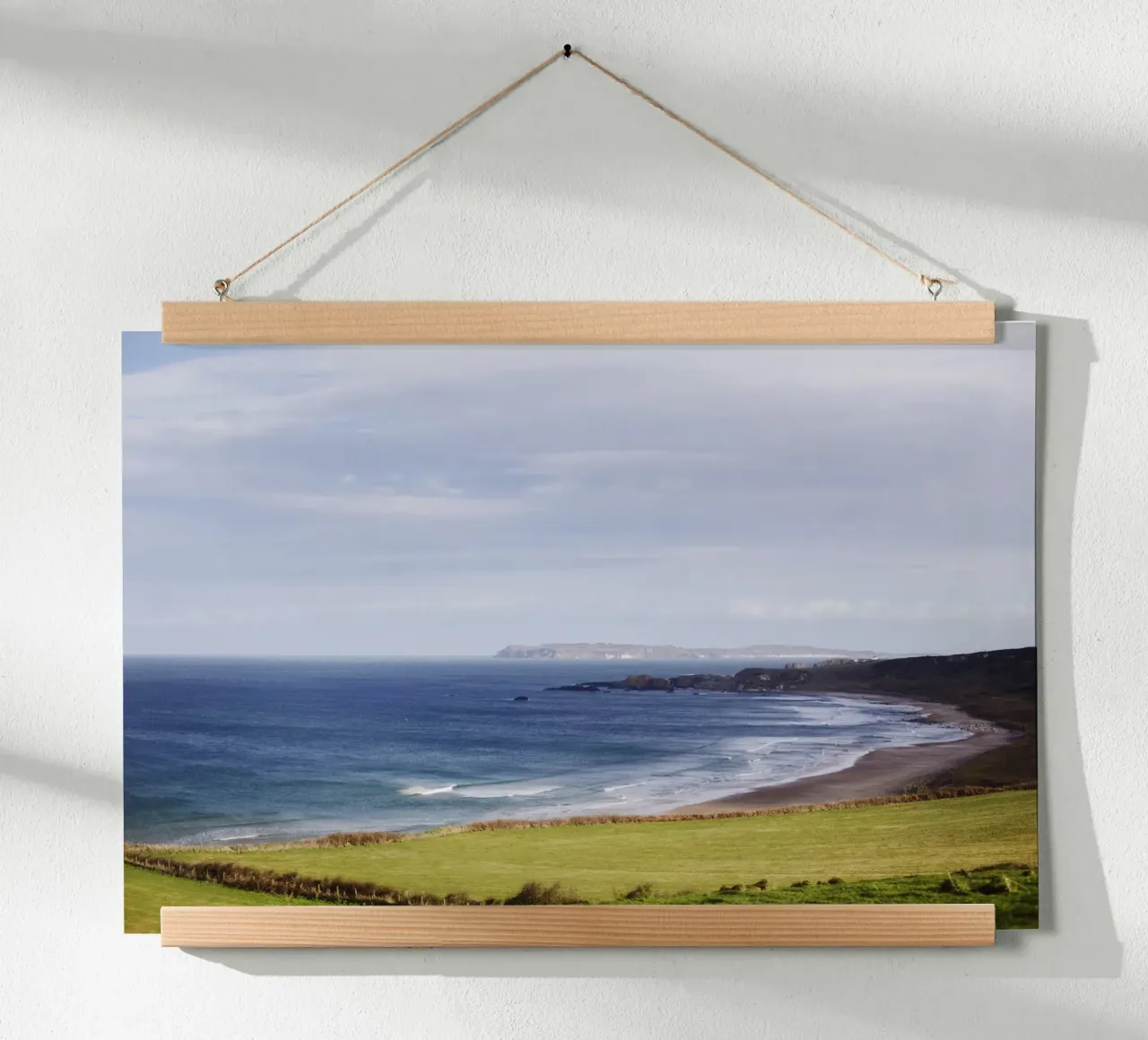 Spiaggia in Irlanda del Nord poster da Simon Koy