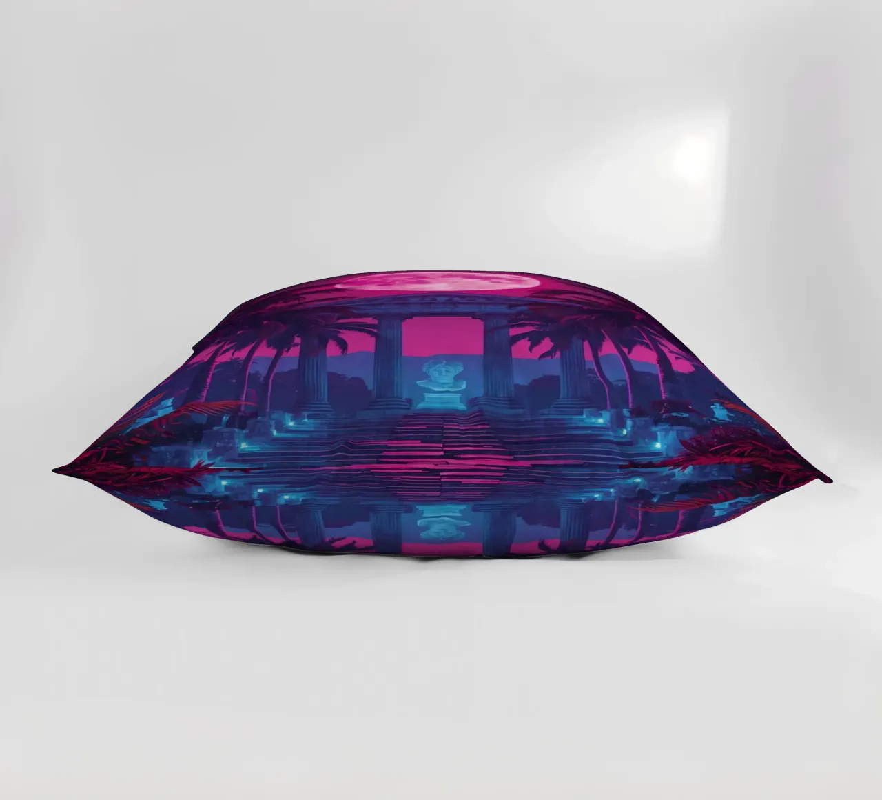 Scena notturna con tempio classico e luna rosa cuscino da DesignDoodle
