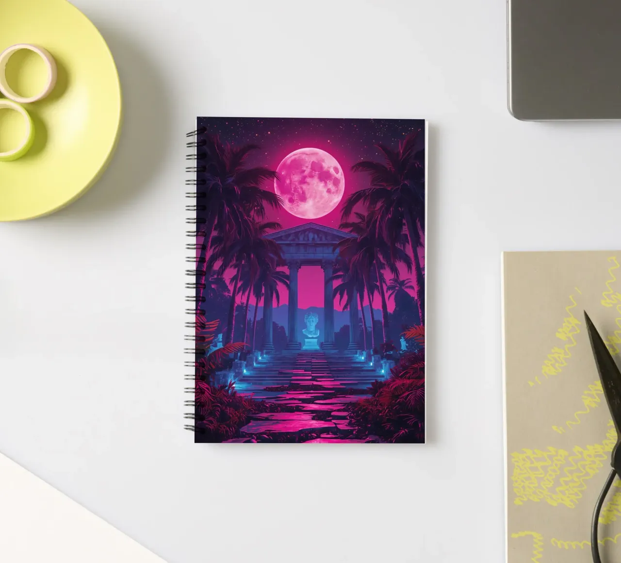 Scena notturna con tempio classico e luna rosa diario ad anelli da DesignDoodle