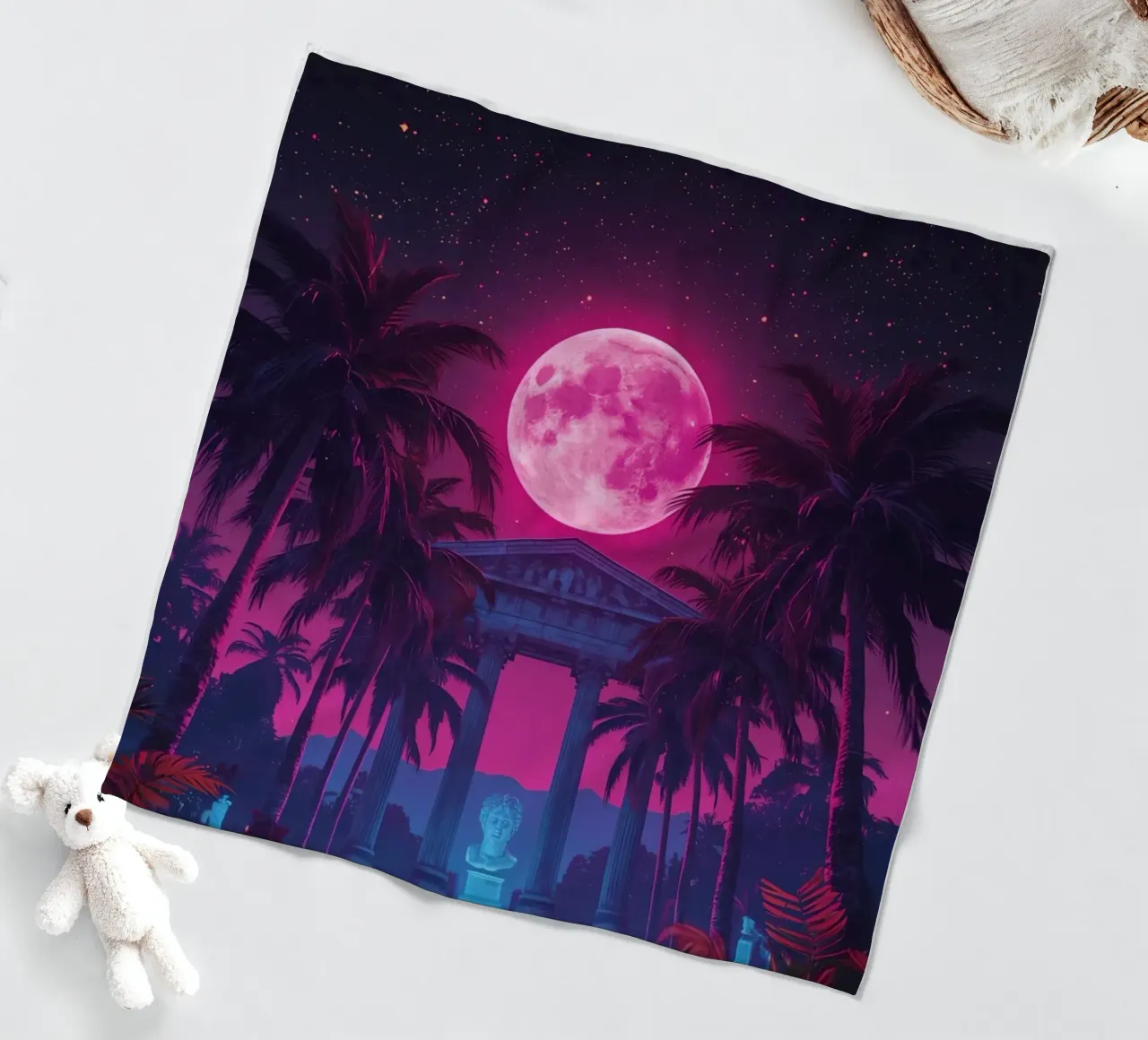 Nachtscène met klassieke tempel en roze maan fleecedeken van DesignDoodle