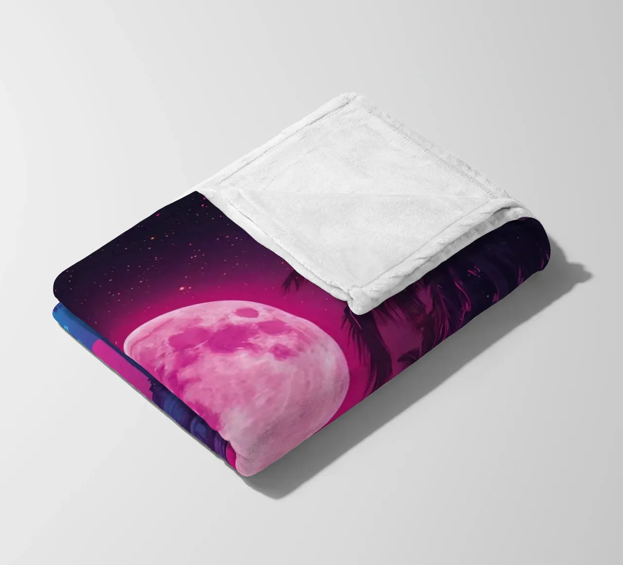 Nachtscène met klassieke tempel en roze maan fleecedeken van DesignDoodle