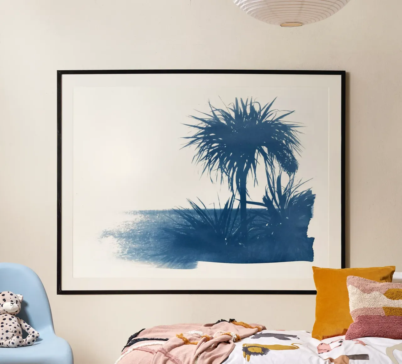 Cyanotype Palm Tree Beach poster avec cadre en bois de Kim Hubball Studio