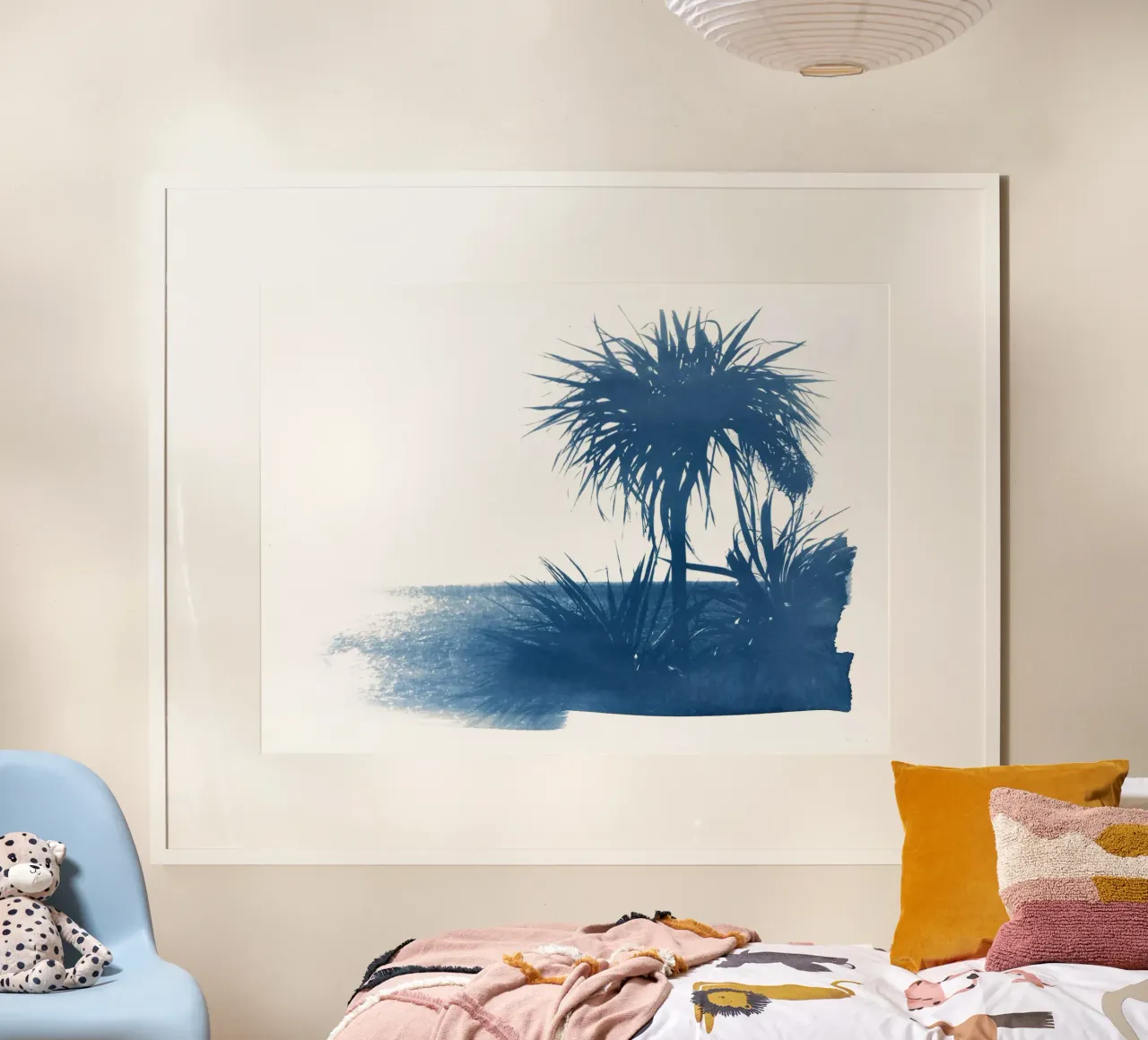 Cyanotype Palm Tree Beach poster avec cadre en bois de Kim Hubball Studio