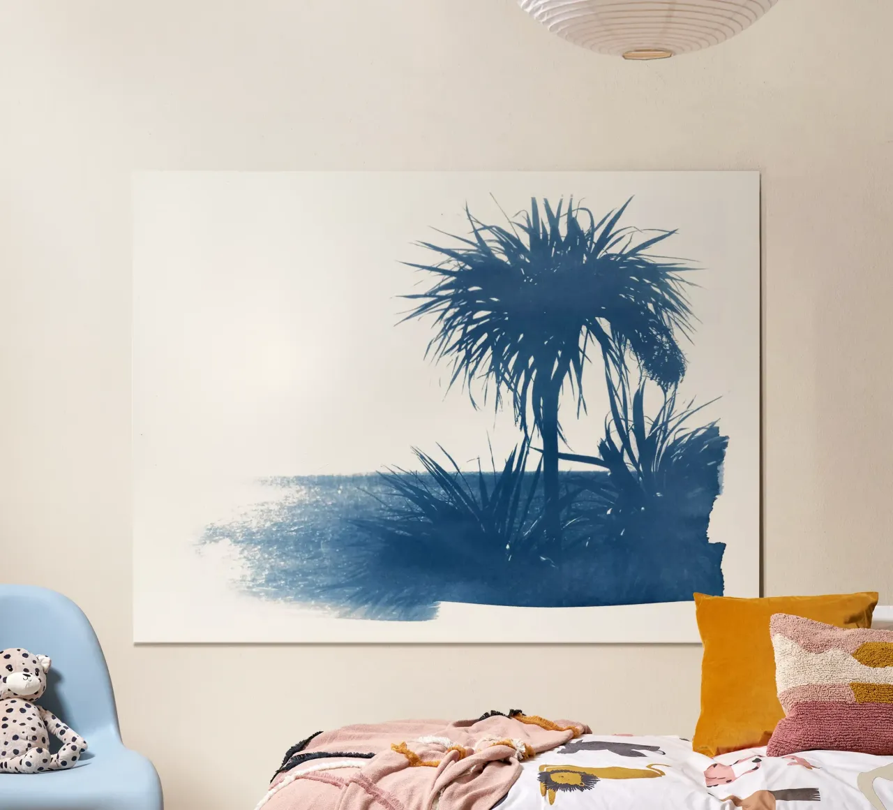 Cyanotype Palm Tree Beach poster avec cadre en bois de Kim Hubball Studio