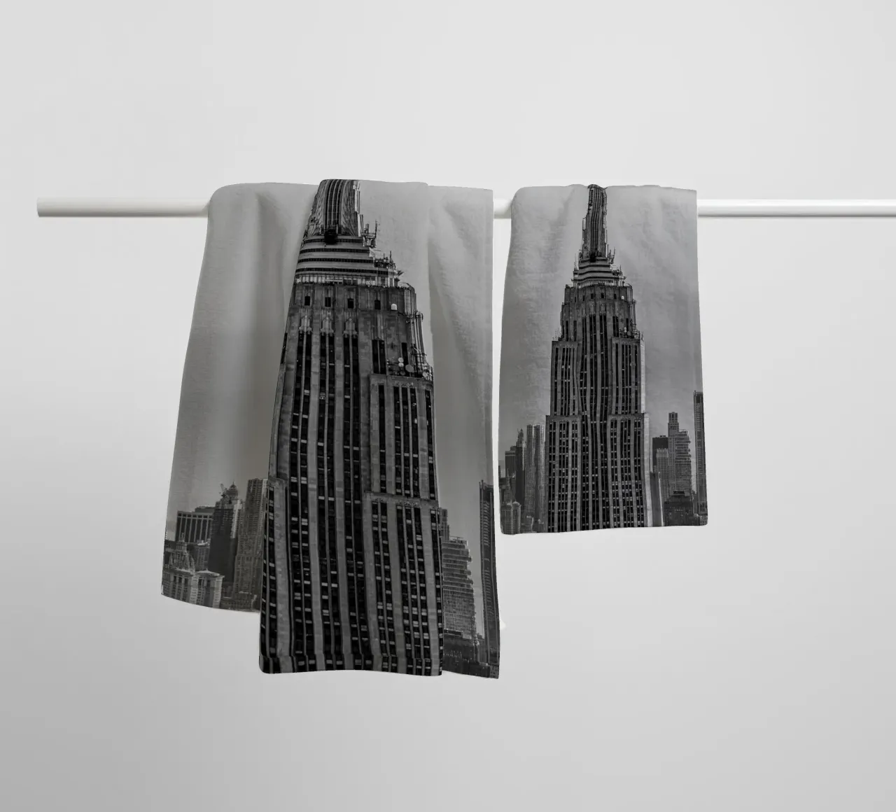 Guglia dell'Empire State Building B&N asciugamano da bagno da Carinaprint