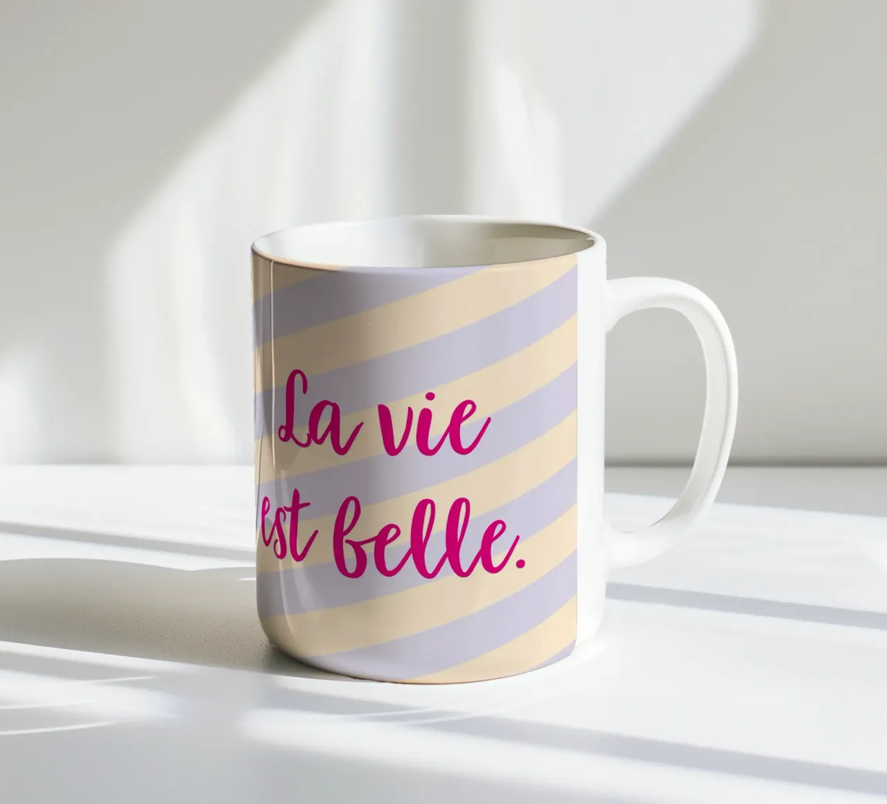 La vie est belle. Keramik Tasse von Art Fart