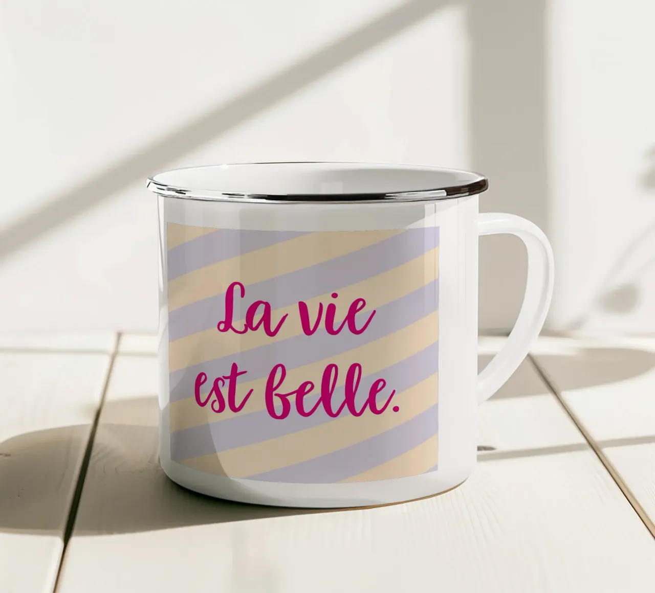 La vie est belle. mug en émail de Art Fart