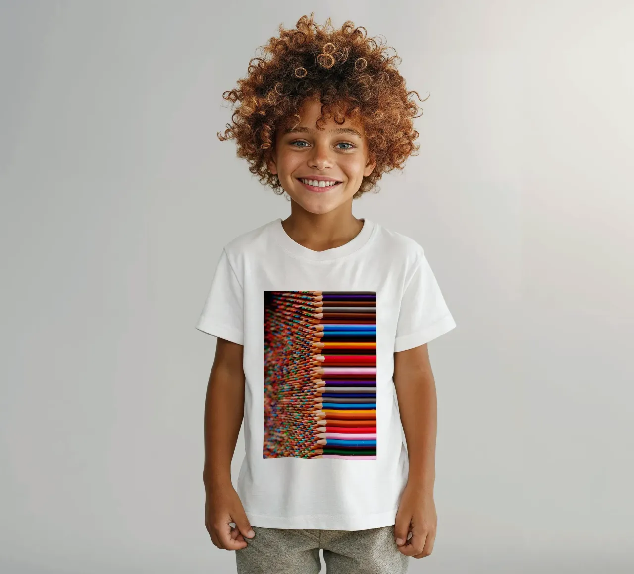 Mi piace dipingere con le matite colorate t-shirt bambini da Simon Koy