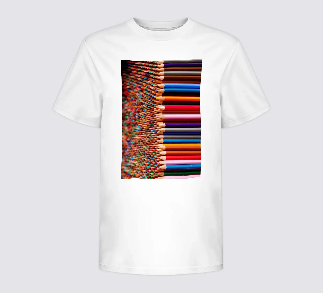 Mi piace dipingere con le matite colorate t-shirt bambini da Simon Koy