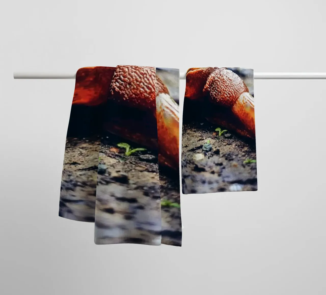 Petit mais persistant, lent mais fier. serviette de bain de Nature's Palette