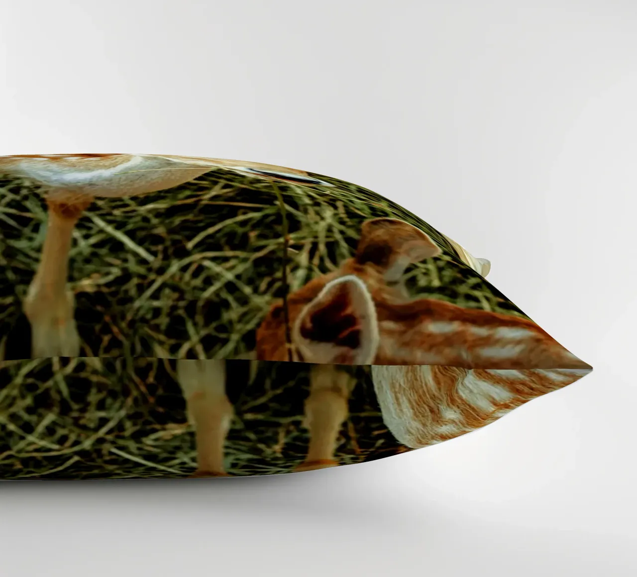 Cervo Sika - Simbolo di purezza e pace. cuscino da Nature's Palette