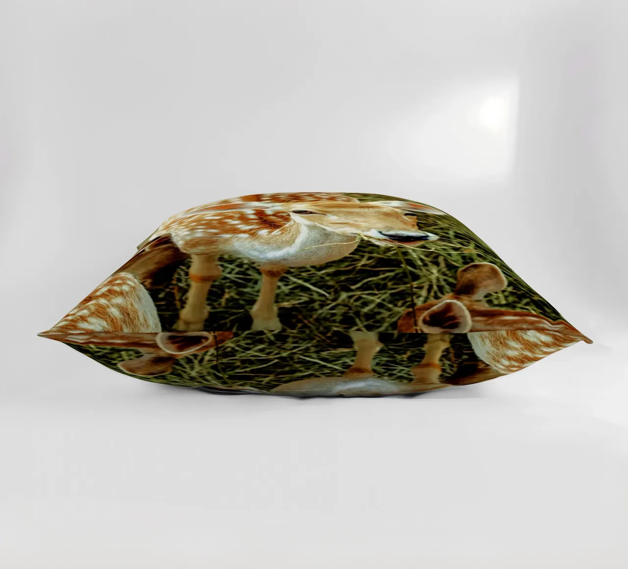 Cervo Sika - Simbolo di purezza e pace. cuscino da Nature's Palette
