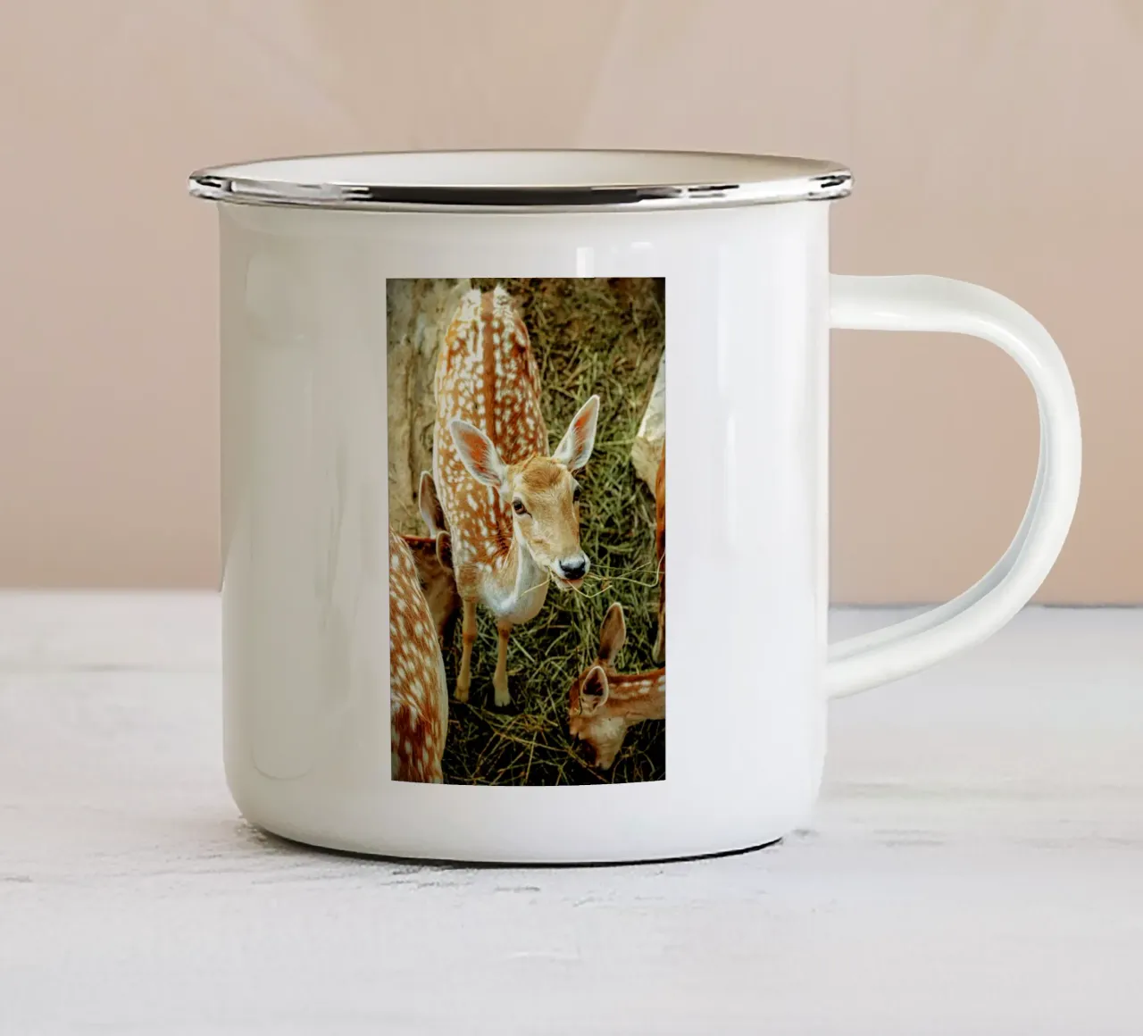 Cervo Sika - Simbolo di purezza e pace. tazza in smalto da Nature's Palette