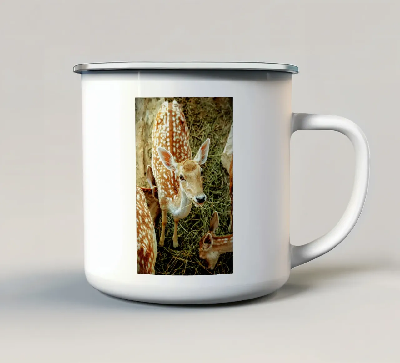 Cervo Sika - Simbolo di purezza e pace. tazza in smalto da Nature's Palette