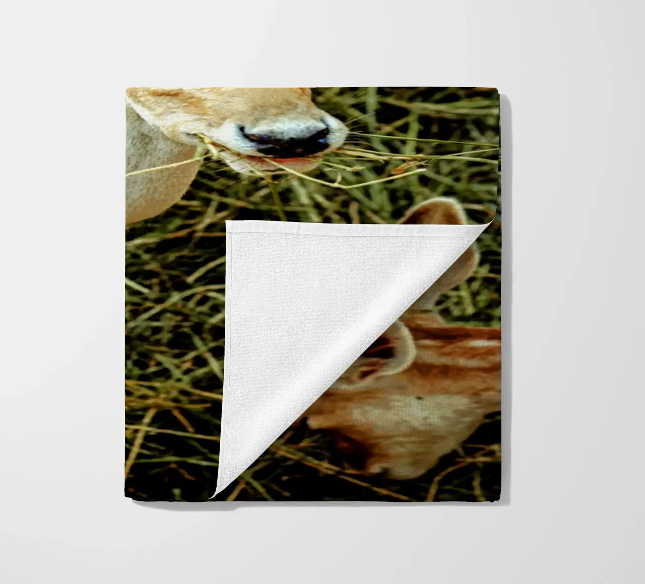 Cervo Sika - Simbolo di purezza e pace. telo mare da Nature's Palette
