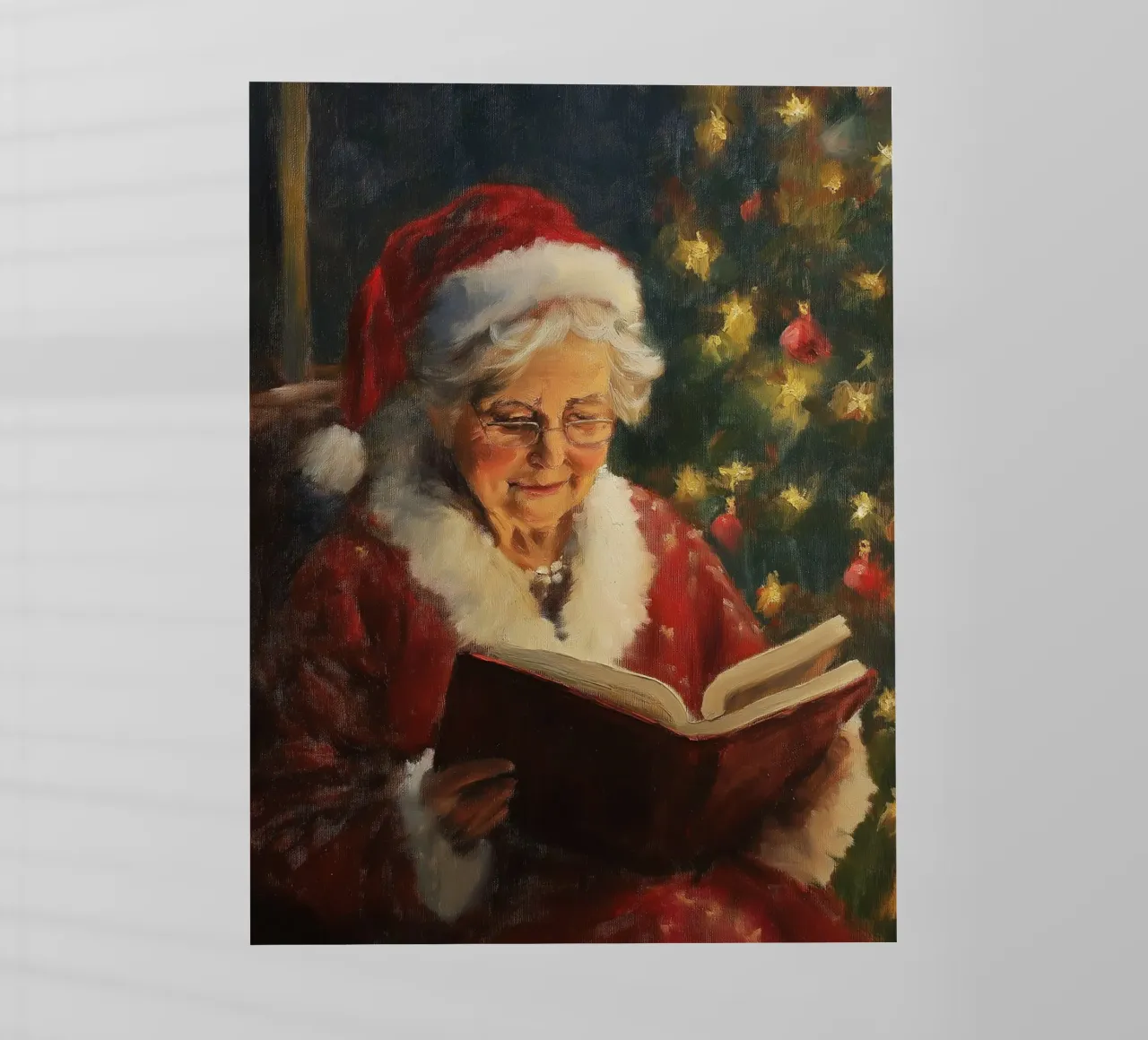 La signora Babbo Natale legge un libro davanti a un albero di Natale in festa pellicola backlit da Cozy Vibes