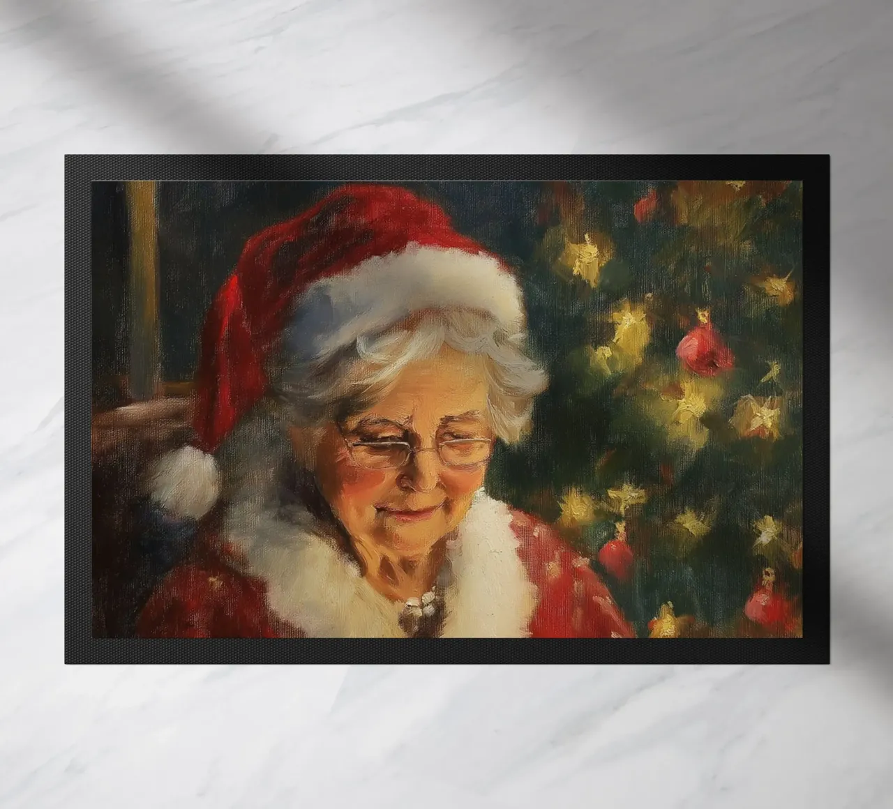 La signora Babbo Natale legge un libro davanti a un albero di Natale in festa zerbino da Cozy Vibes