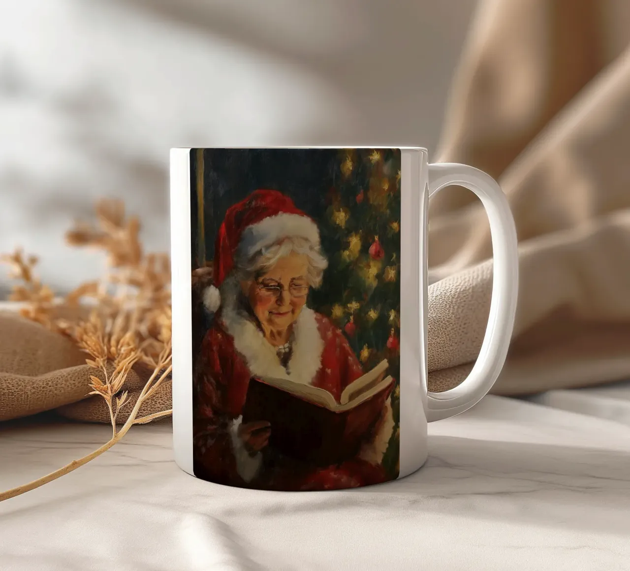 La signora Babbo Natale legge un libro davanti a un albero di Natale in festa tazza in ceramica da Cozy Vibes