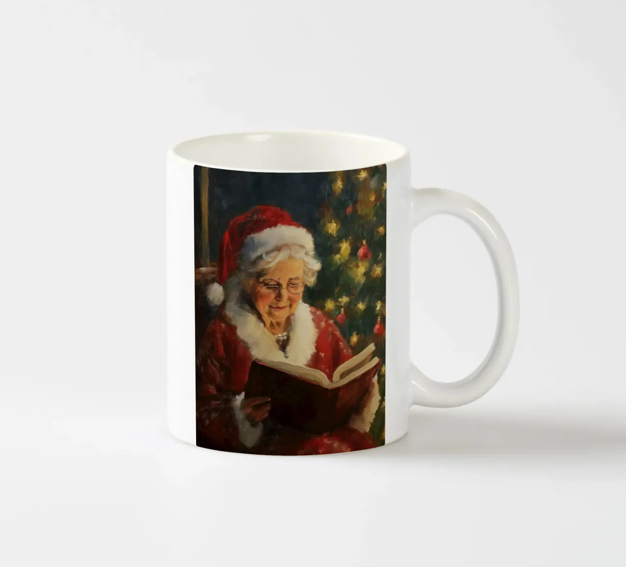 La signora Babbo Natale legge un libro davanti a un albero di Natale in festa tazza in ceramica da Cozy Vibes