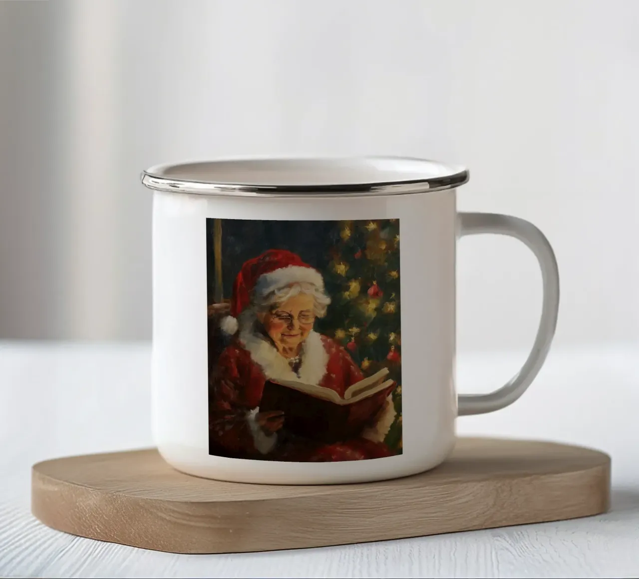 La signora Babbo Natale legge un libro davanti a un albero di Natale in festa tazza in smalto da Cozy Vibes