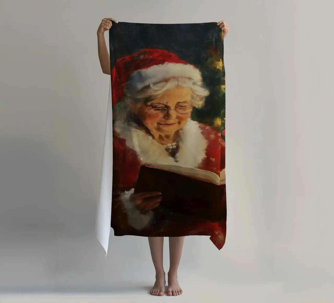 La signora Babbo Natale legge un libro davanti a un albero di Natale in festa telo mare da Cozy Vibes