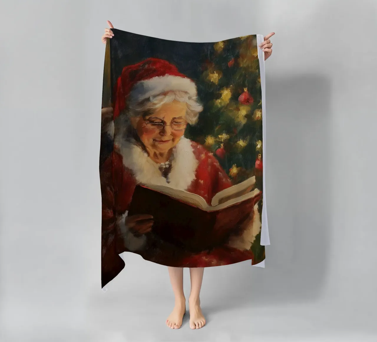 La signora Babbo Natale legge un libro davanti a un albero di Natale in festa telo mare da Cozy Vibes