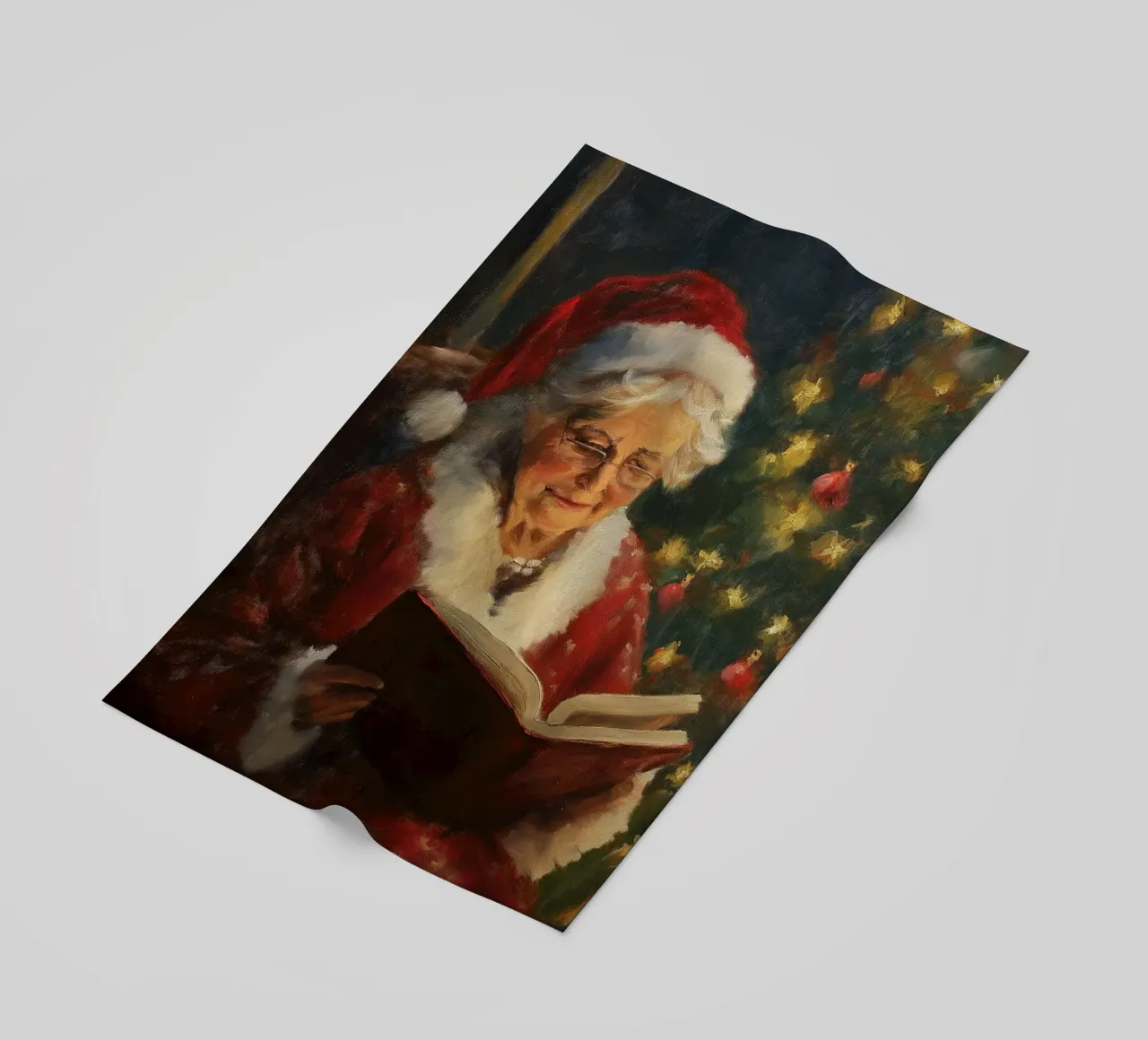 La signora Babbo Natale legge un libro davanti a un albero di Natale in festa telo mare da Cozy Vibes
