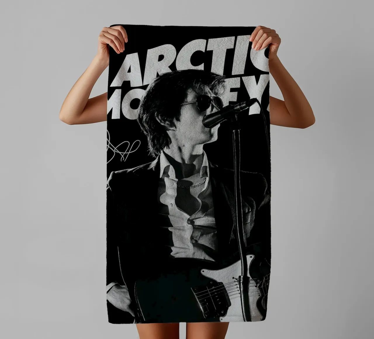Vocalist Arctic Monkeys Black And White Alex Turner asciugamano da bagno da GleYYY