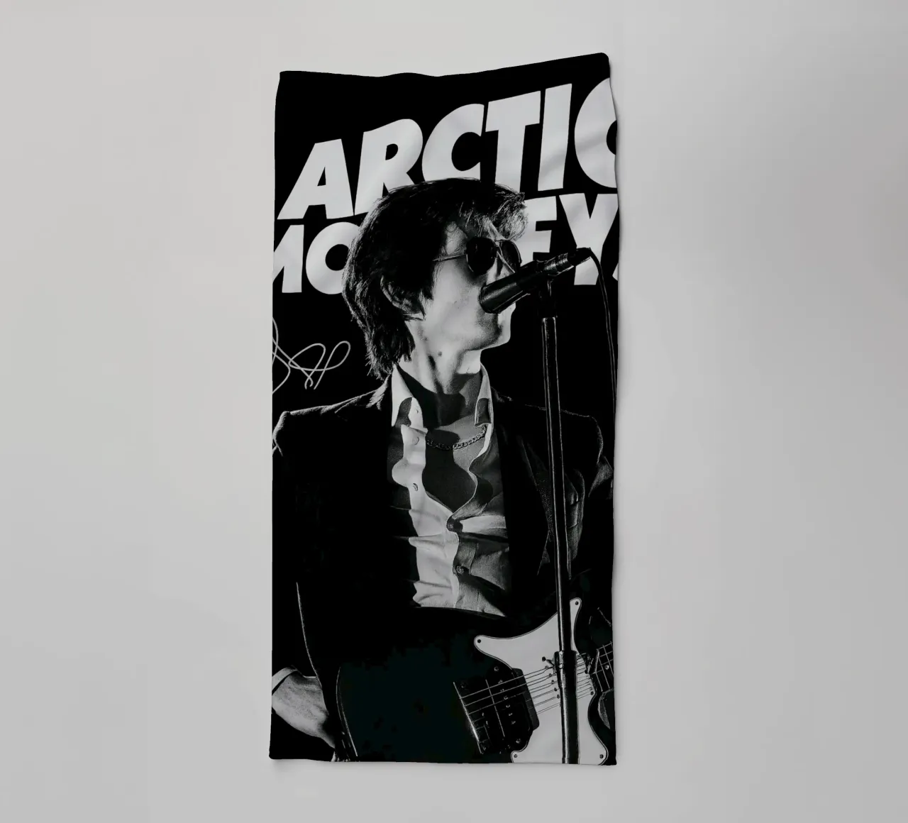 Vocalist Arctic Monkeys Black And White Alex Turner asciugamano da bagno da GleYYY