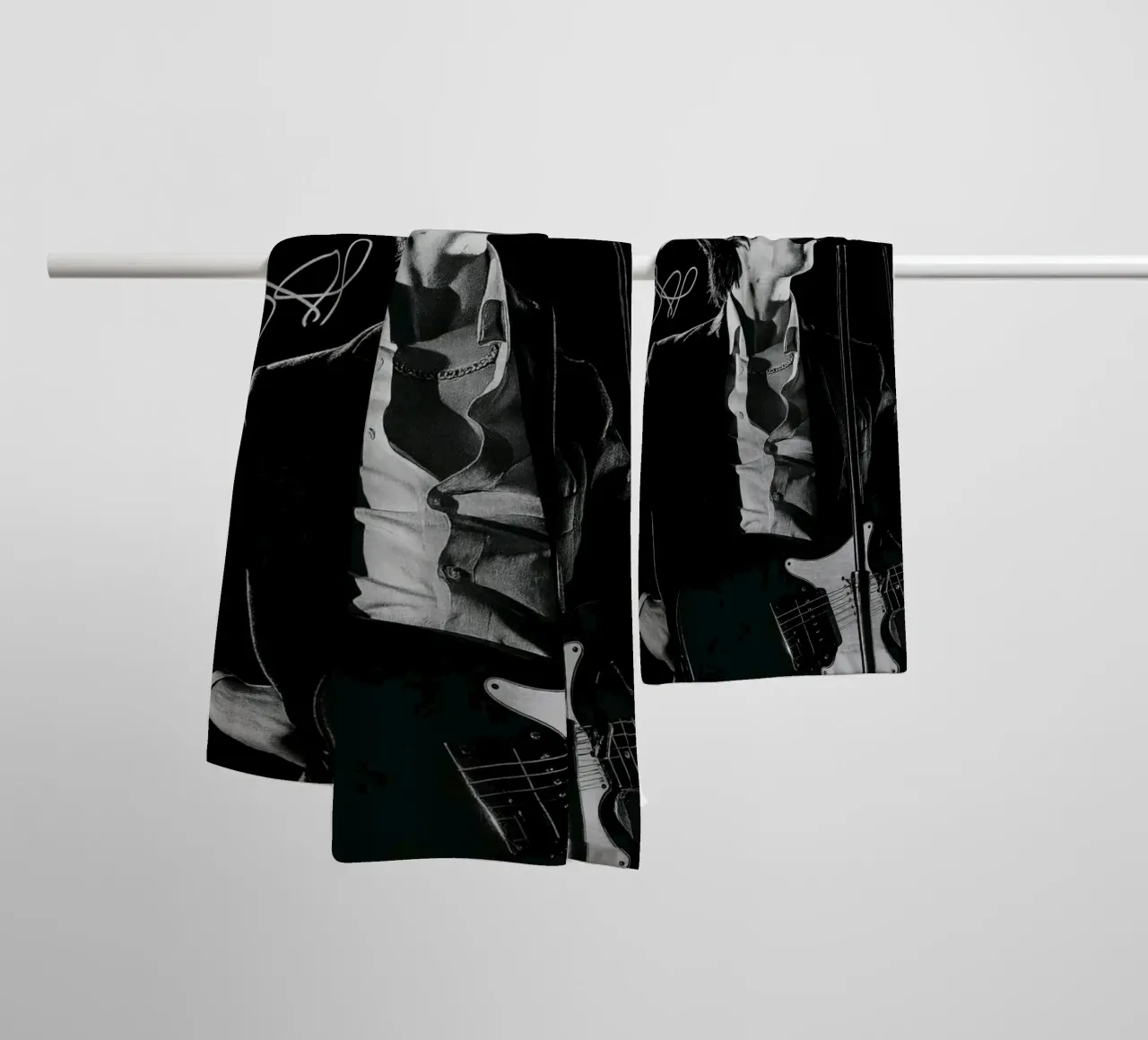 Vocalist Arctic Monkeys Black And White Alex Turner asciugamano da bagno da GleYYY