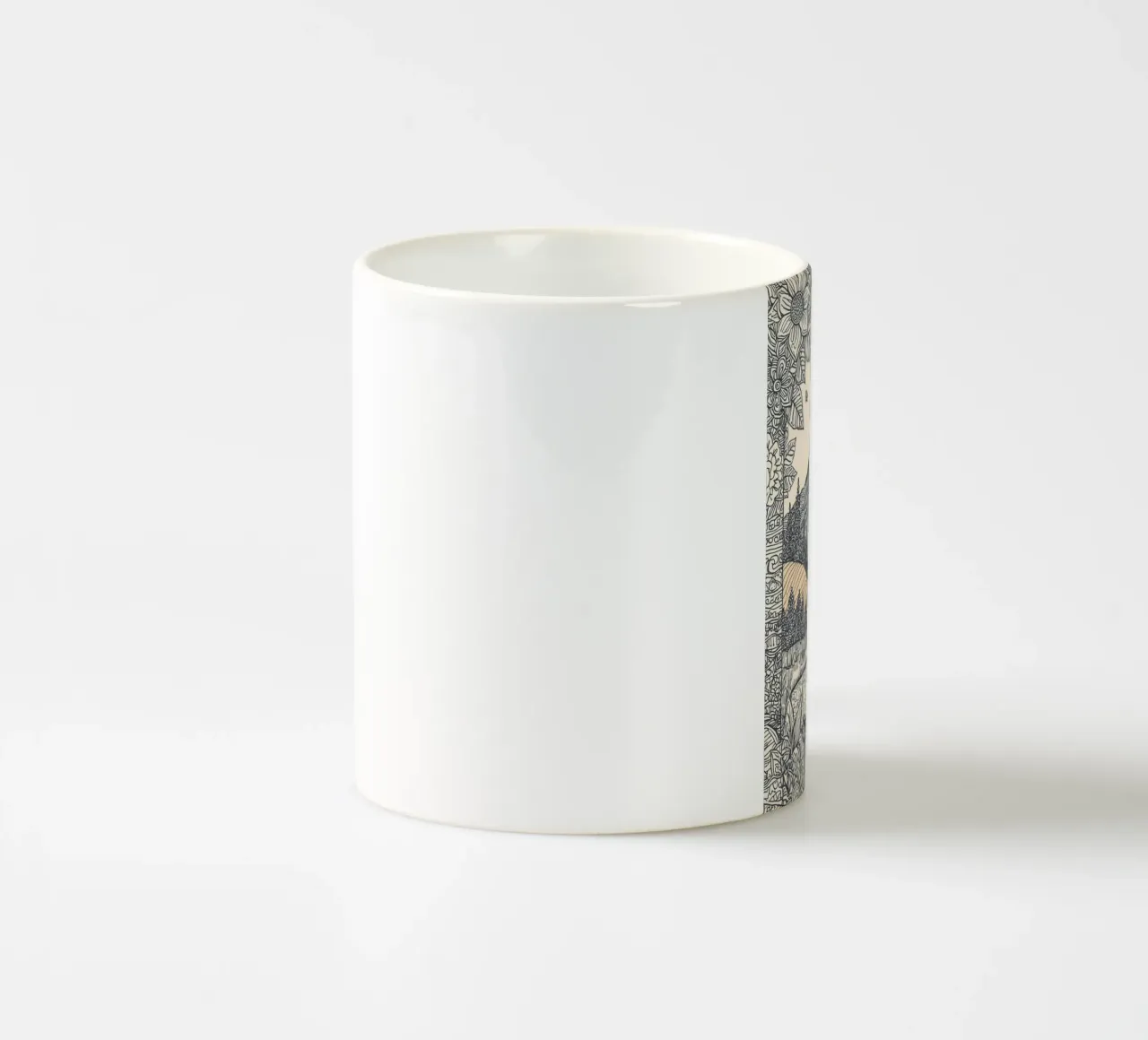 Paesaggio montano con fiume e bordo floreale tazza in ceramica da DesignDoodle