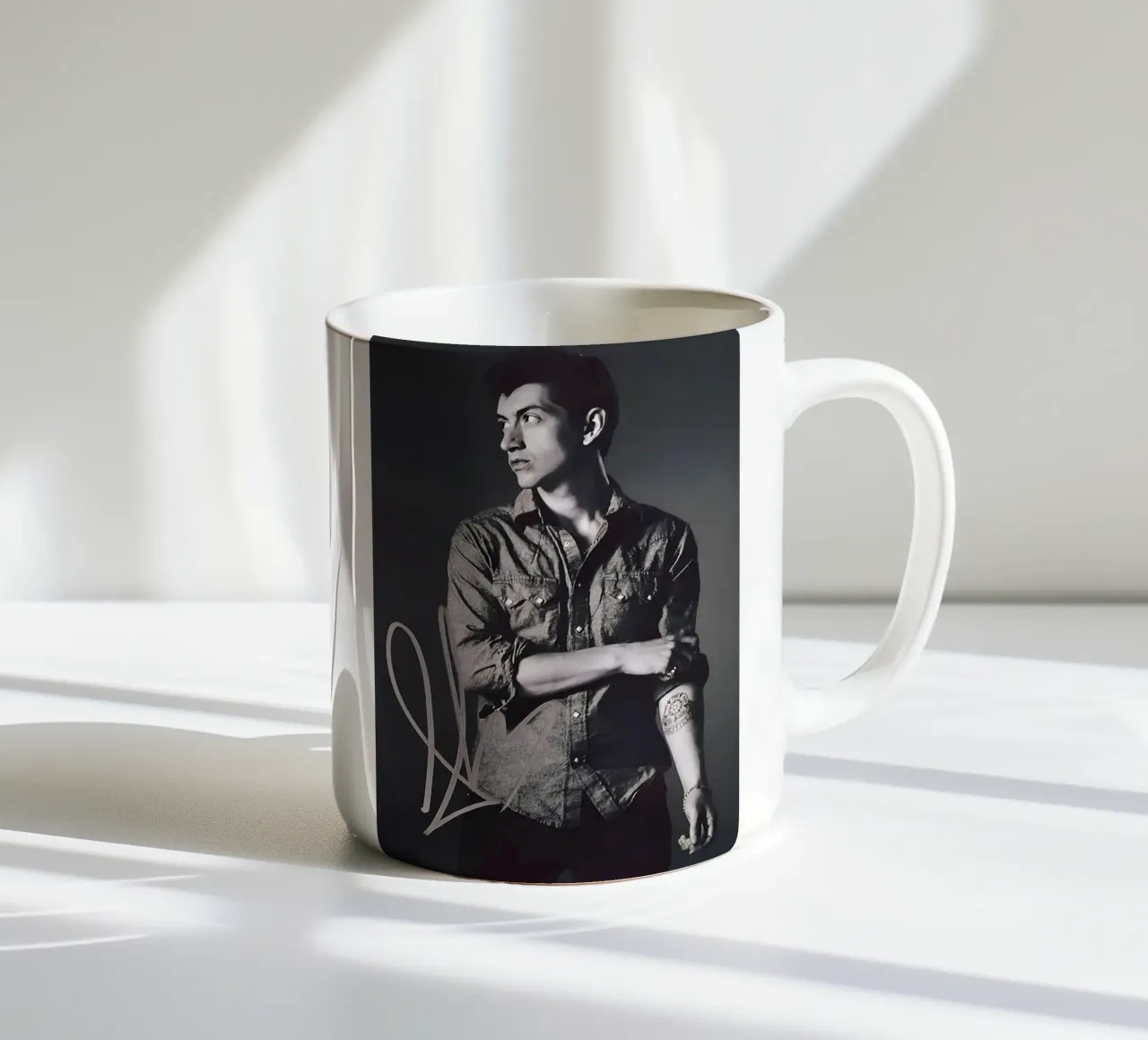 Alex Turner Style Black And White Arctic Monkeys Vocalist tazza in ceramica da GleYYY