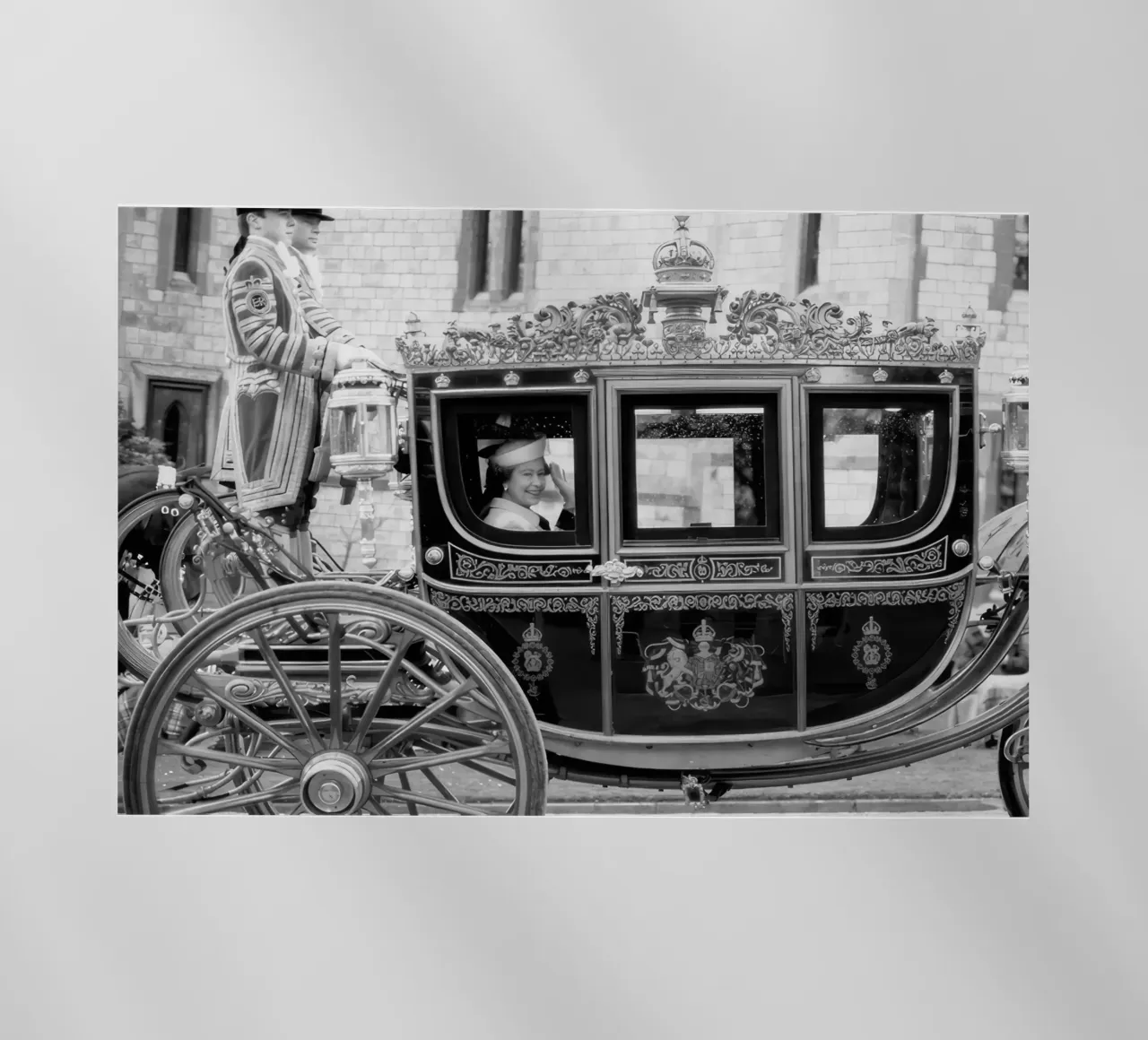Isabel II saluda desde el carruaje de la coronación en Windsor lámina retroiluminada de blacsteel